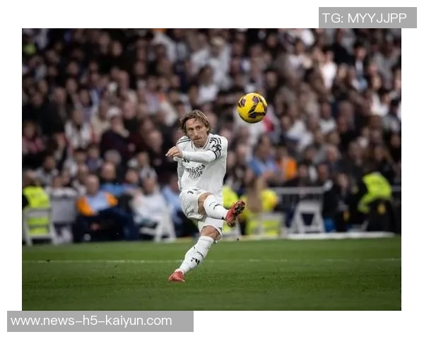 莫德里奇提前下班全场欢呼与阿莱格里温情拥抱瞬间回顾